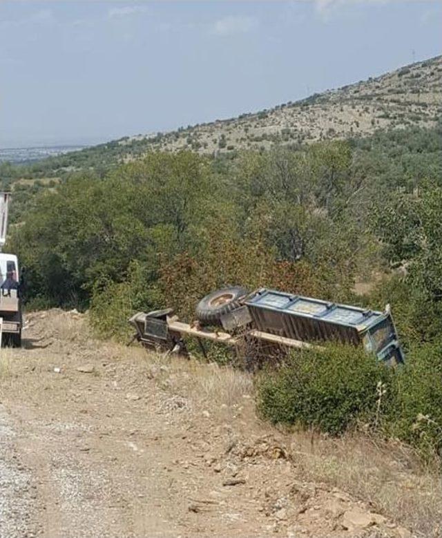 Freni Boşalan Traktör Şarampole Devrildi: 1 Ölü, 1 Yaralı