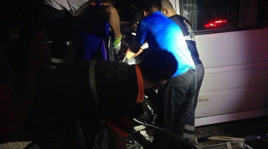 Tunceli&rsquo;de Minib&uuml;s İle Hafif Ticari Ara&ccedil; &Ccedil;arpıştı:21 Yaralı