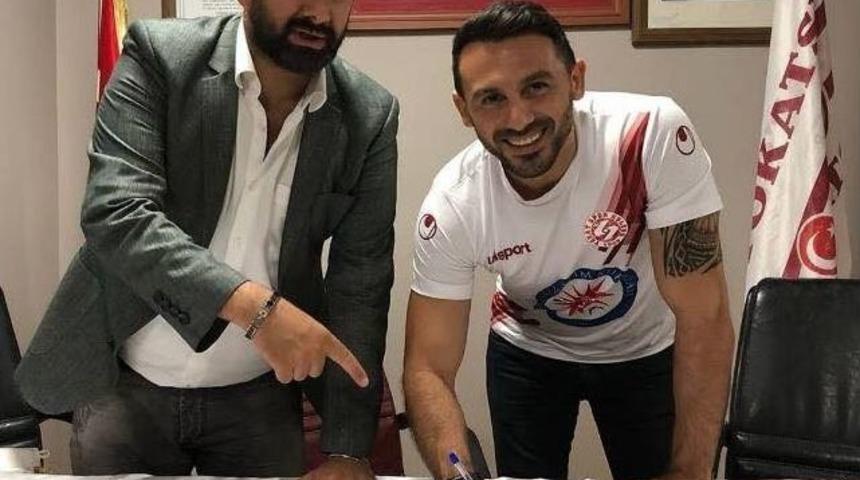 Y&ouml;neticisi Olduğu Kul&uuml;ple Futbolcu Olarak İmza Attı