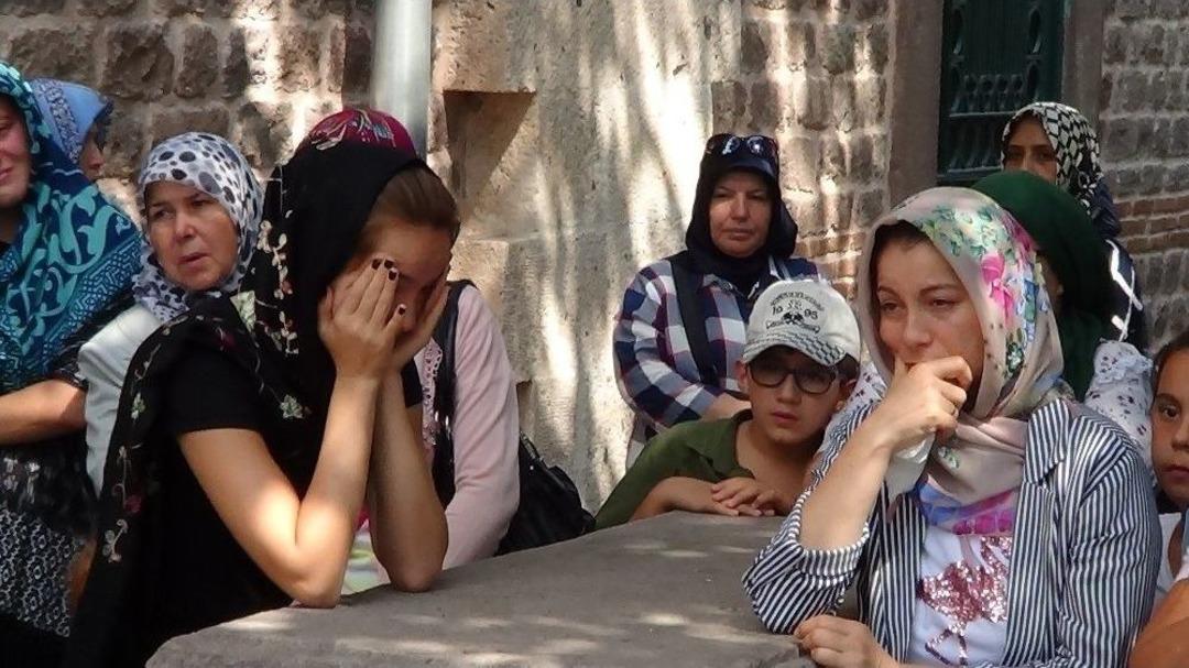 Ece G&ouml;zyaşları İ&ccedil;inde Toprağa Verildi