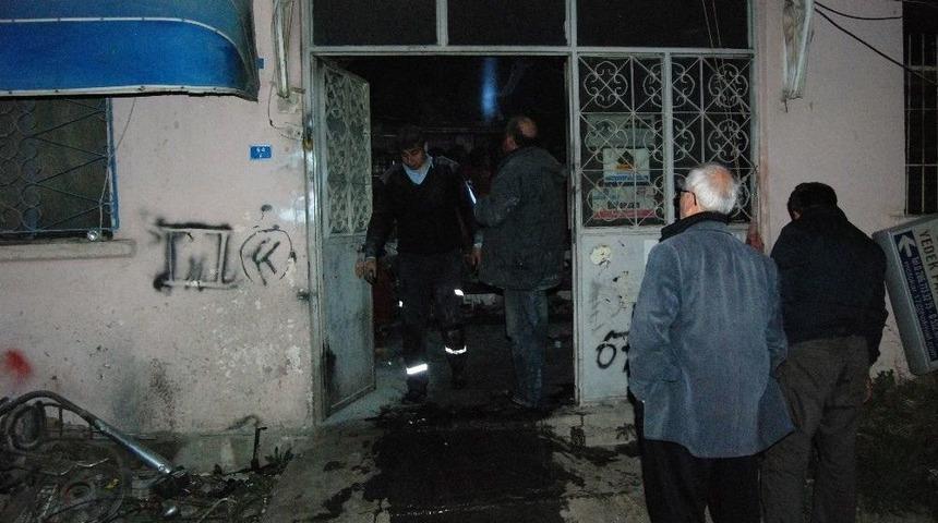 Yangında 2 İşyeri Maddi Hasar Gördü