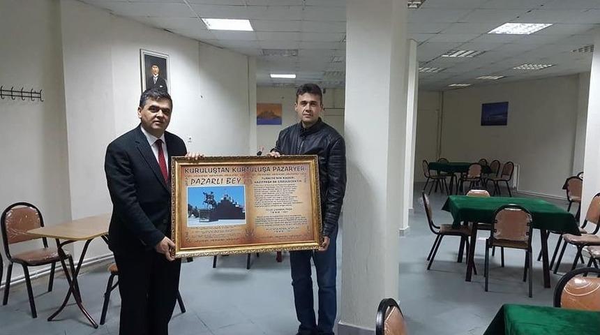 Başkan Yal&ccedil;ın, Esnafa Tablo Hediye Etti