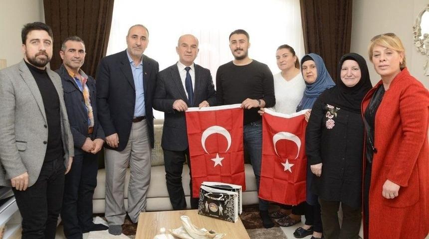 K&ouml;rfez Belediyesi Gen&ccedil;leri Askere Uğurluyor