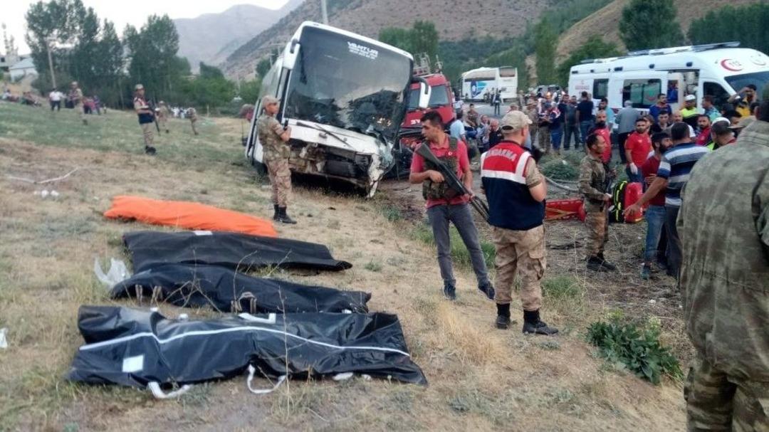 Ak Parti &Uuml;yelerini Taşıyan Otob&uuml;sle Otomobil &Ccedil;arpıştı: 4 &Ouml;l&uuml;, 13 Yaralı