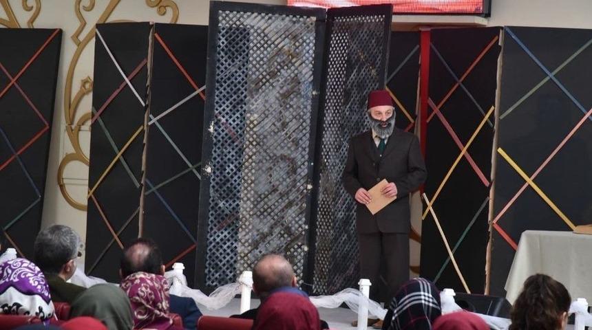 &ldquo;ben Mehmet Akif&rdquo; Tiyatro Oyununa Vatandaşlardan B&uuml;y&uuml;k İlgi