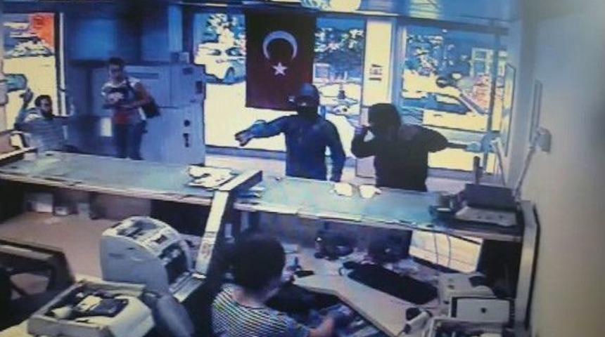 Tiş&ouml;rt Ayrıntısı, Ptt Soyguncusunu Yakalattı