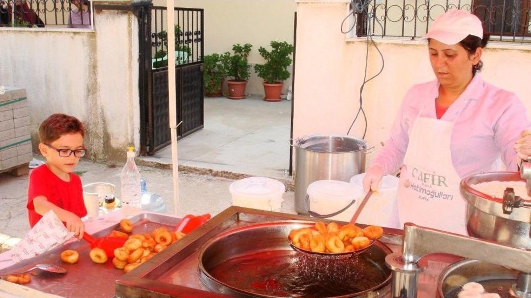 Ege&rsquo;nin Hamsisi Dizisinin &Ccedil;ocuk Yıldızı B&uuml;y&uuml;k Babaannesi İ&ccedil;in Lokma Dağıttı