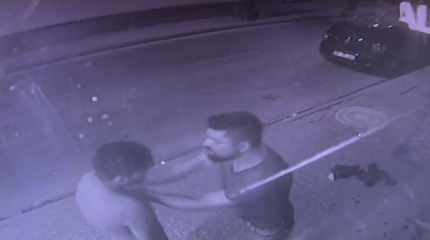 Kavaga Sırasında Sinirini D&uuml;kkandan &Ccedil;ıkardı