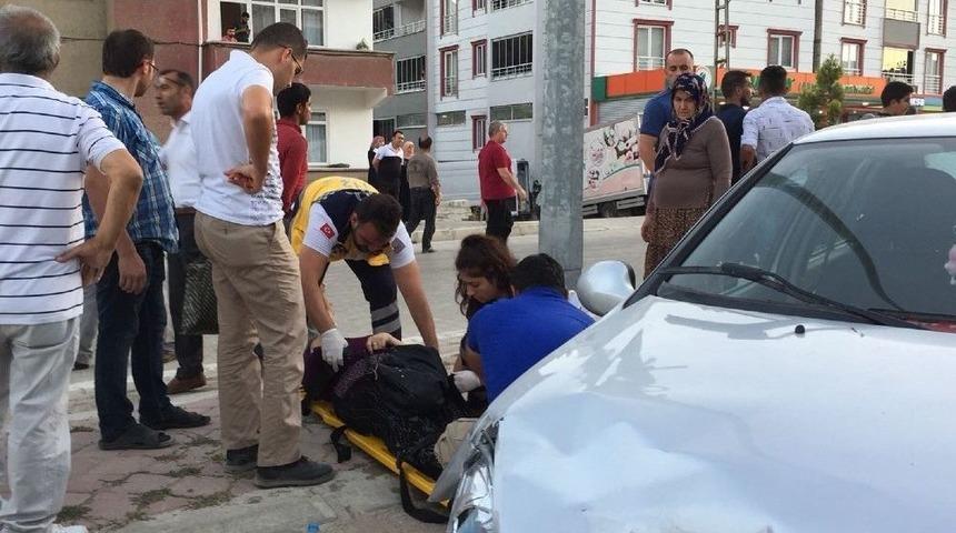 Hafif Ticari Ara&ccedil; İle Otomobilin &Ccedil;arpışması G&uuml;venlik Kamerasına Yansıdı