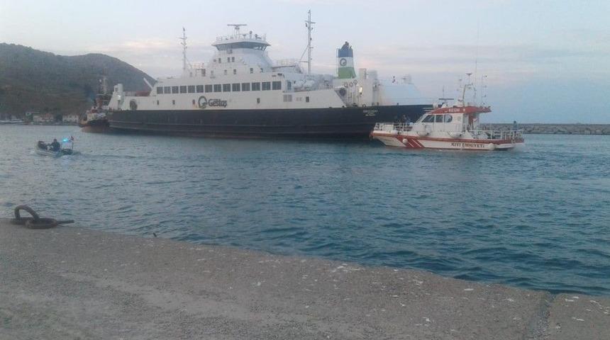 G&ouml;k&ccedil;eada&rsquo;da Karaya Oturan Feribottan Ara&ccedil;lar Tahliye Edildi