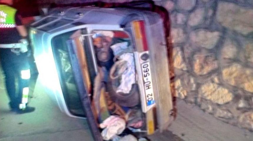 K&ouml;peğe &Ccedil;arpan Otomobil Yan Yattı