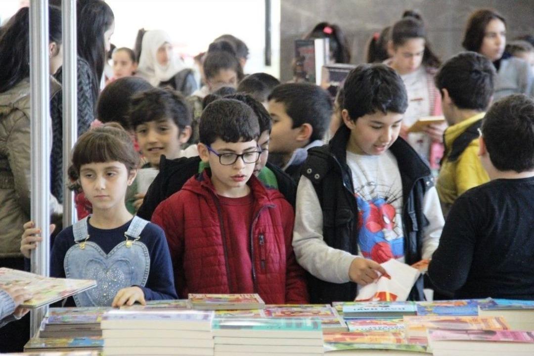 Kitap Fuarına &Ouml;ğrenci Akını