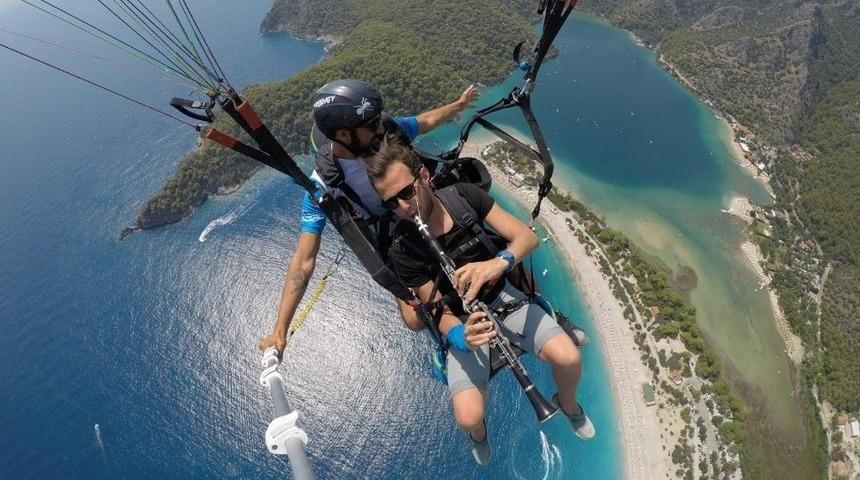 Paraş&uuml;tle Bin 800 Metre Y&uuml;kseklikte Klarnet &Ccedil;aldı