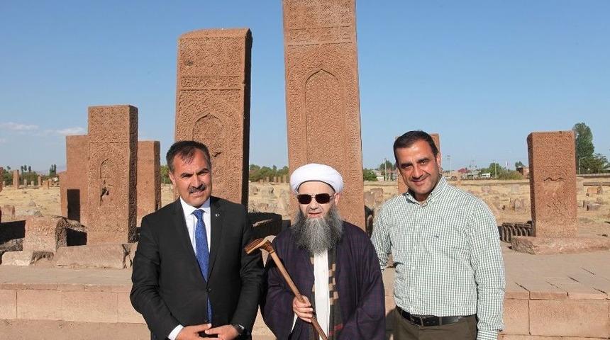 Cübbeli Ahmet Hoca’nın Ahlat’ı Gezdi