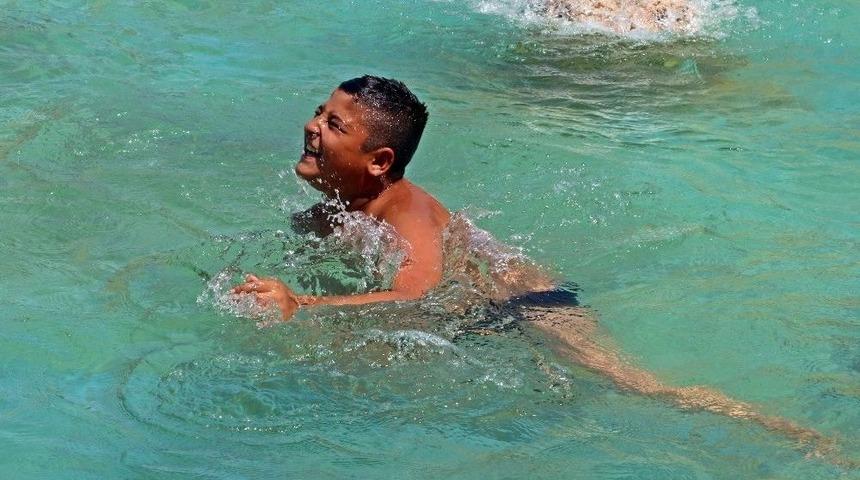 Antalya&rsquo;da &Ccedil;ocukların S&uuml;s Havuzu Keyfi