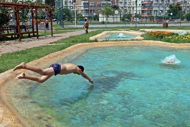 Antalya&rsquo;da &Ccedil;ocukların S&uuml;s Havuzu Keyfi 1