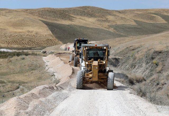 Van&rsquo;da Yol Asfaltlama &Ccedil;alışması 1