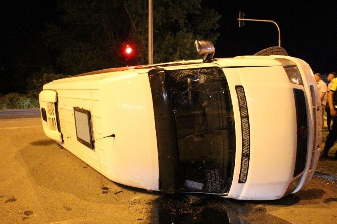 Samsun&rsquo;da Kamyonetin &Ccedil;arptığı Dolmuş Devrildi: 3 Yaralı