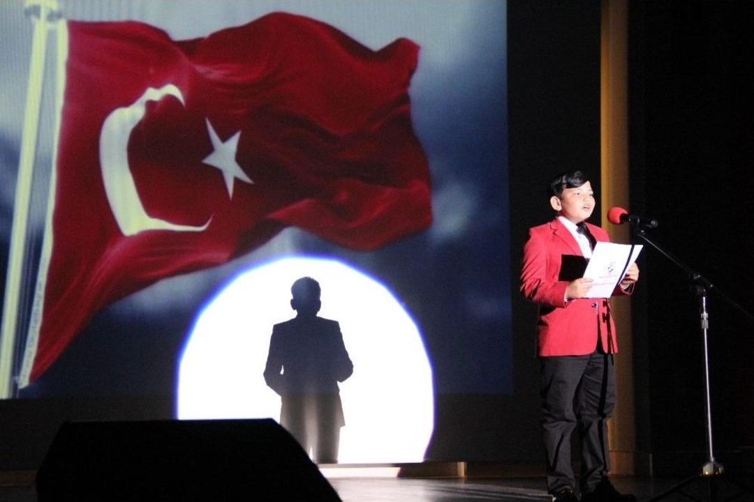 İstiklal Marşı&rsquo;nın Son İki Mısrasını B&uuml;t&uuml;n Salon Ayağa Kalkıp Okudu