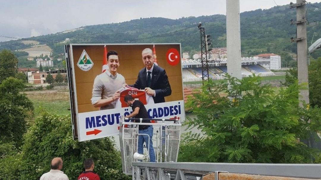 &Ouml;zil&rsquo;in Alman Milli Takım Formalı Tabelası, Cumhurbaşkanı Erdoğanlı Fotoğrafı İle Değiştirildi