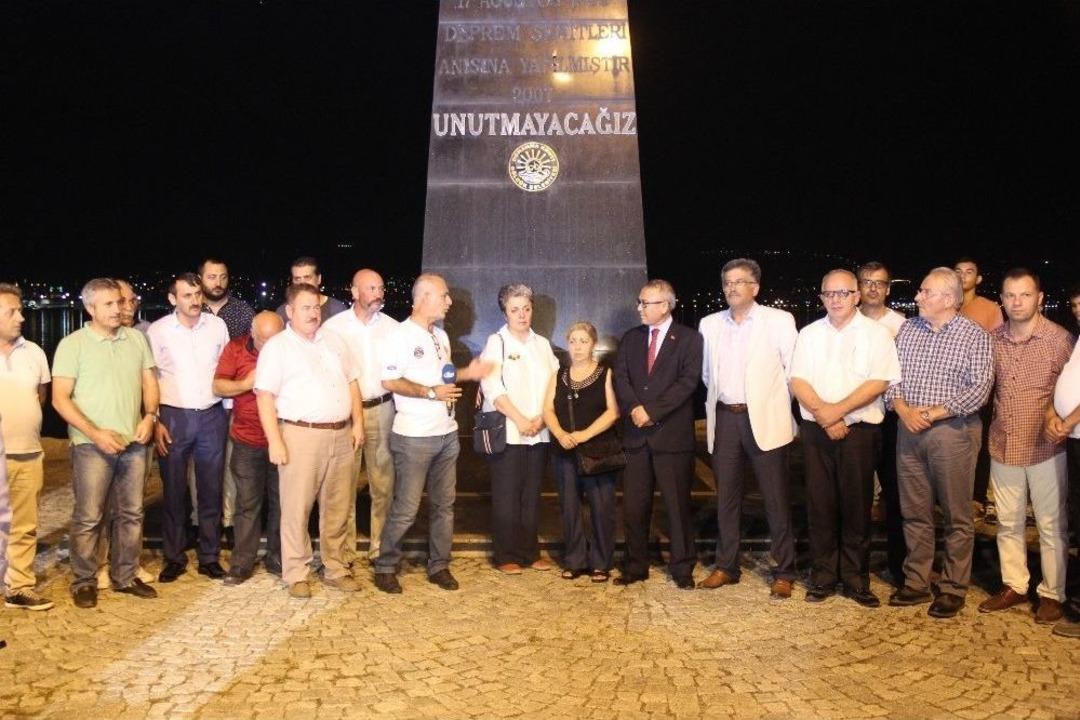 Deprem Şehitleri G&ouml;lc&uuml;k&rsquo;te Anıldı... &ldquo;19 Yıl Değil, 39 Yıl Ge&ccedil;se De Bu Hacı Hala Y&uuml;reğimizde Tazedir&rdquo;