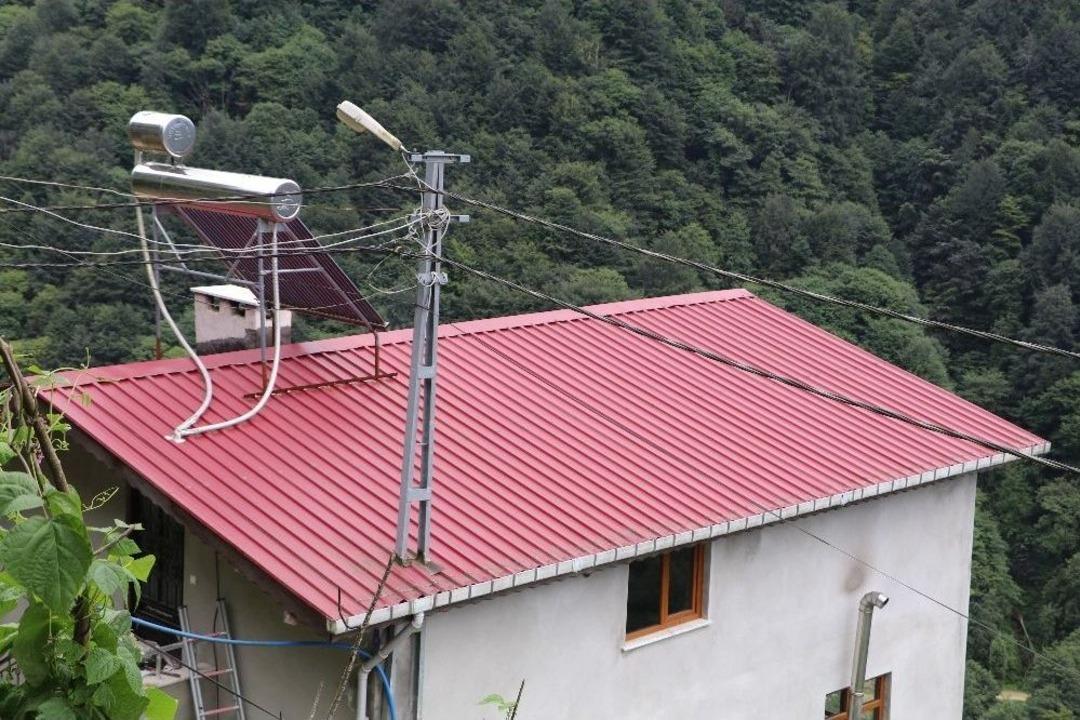 12 Yıldır Kaldırtamadığı Elektrik Direğini &Ccedil;atının İ&ccedil;erisinden Ge&ccedil;irdi