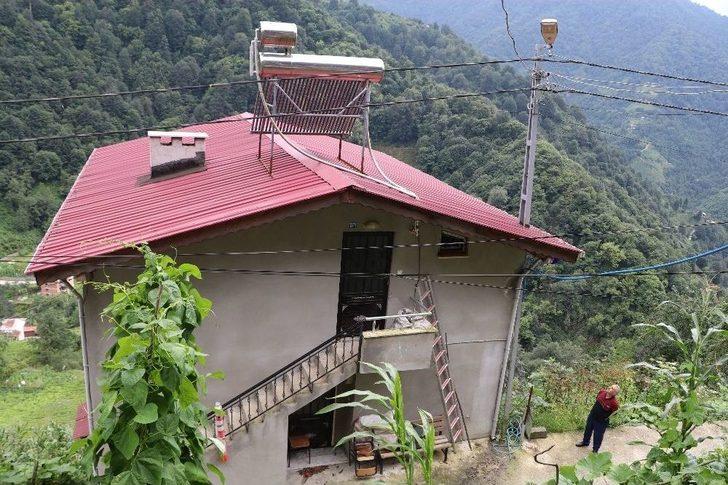 12 Yıldır Kaldırtamadığı Elektrik Direğini Çatının İçerisinden Geçirdi G1