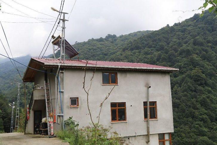 12 Yıldır Kaldırtamadığı Elektrik Direğini Çatının İçerisinden Geçirdi G2