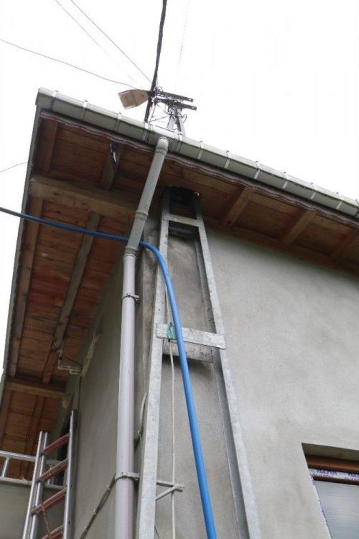 12 Yıldır Kaldırtamadığı Elektrik Direğini Çatının İçerisinden Geçirdi G3