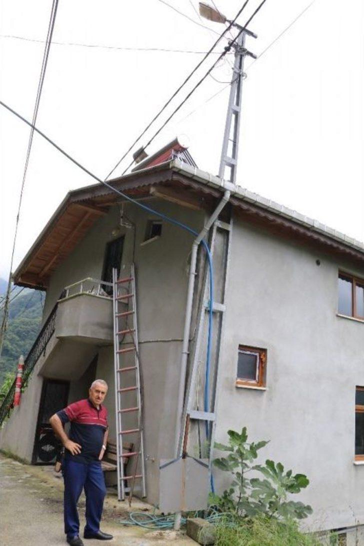12 Yıldır Kaldırtamadığı Elektrik Direğini Çatının İçerisinden Geçirdi G4
