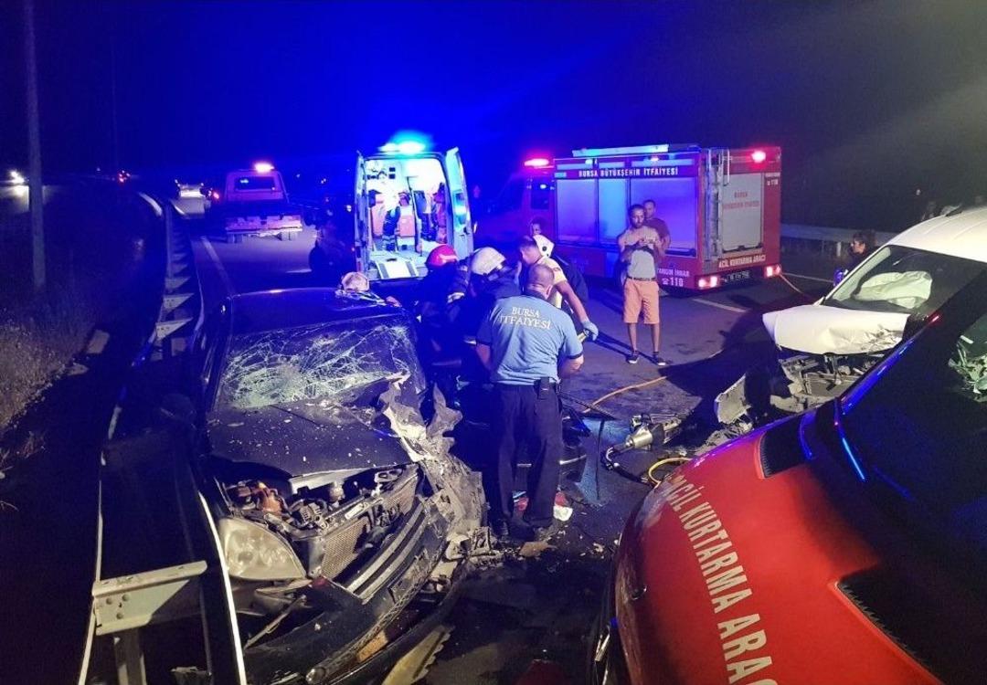 Ters Şeritte Kafa Kafaya &Ccedil;arpıştılar: 3&rsquo;&uuml; &Ccedil;ocuk 7 Yaralı