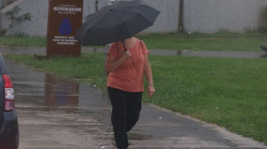 İstanbul&rsquo;da Vatandaşlar Yağmura Hazırlıksız Yakalandı