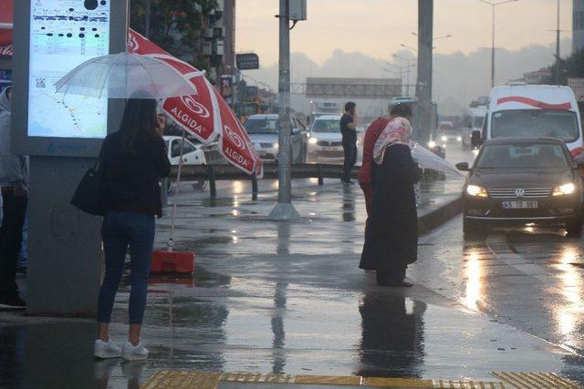 İstanbul’da Vatandaşlar Yağmura Hazırlıksız Yakalandı