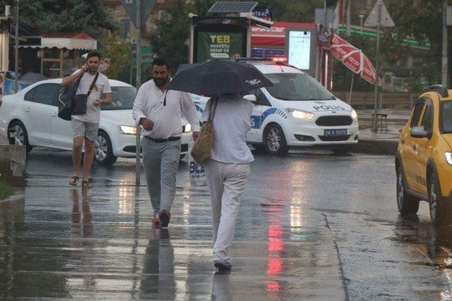 İstanbul’da Vatandaşlar Yağmura Hazırlıksız Yakalandı