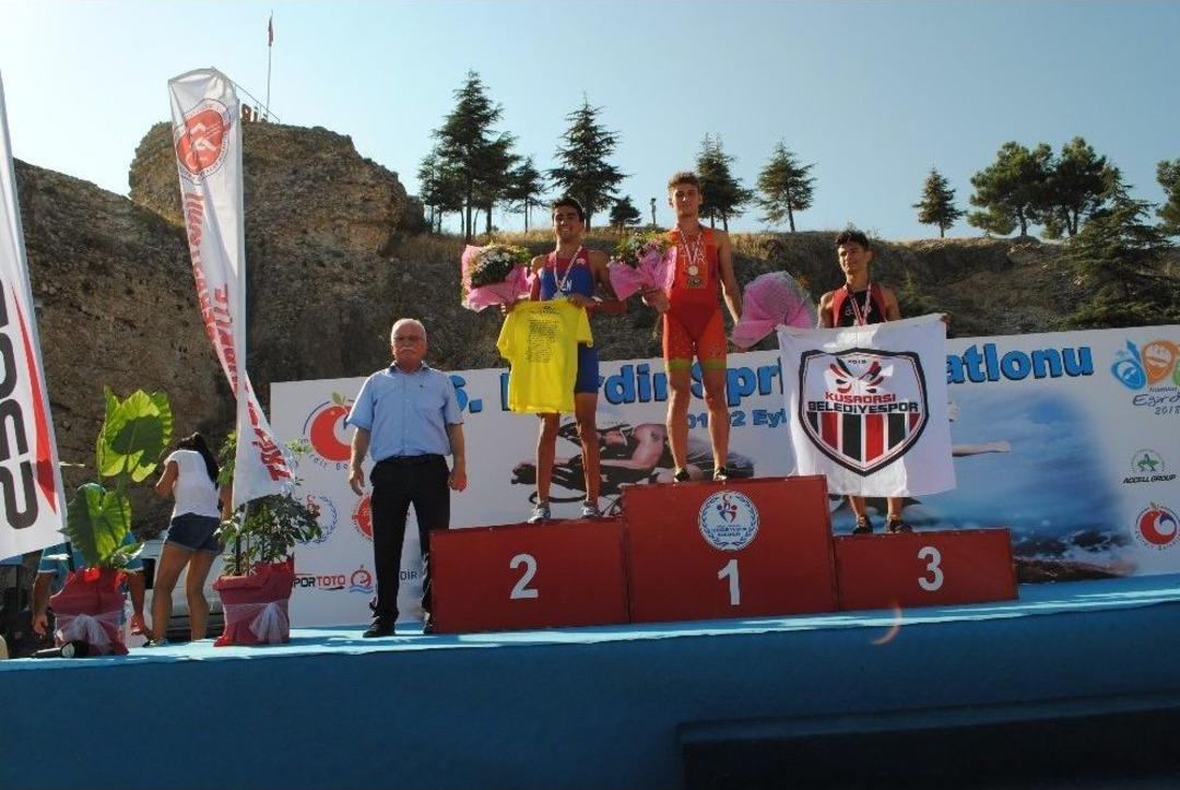 Triatlon Şampiyonları &Ouml;d&uuml;llerini Aldı
