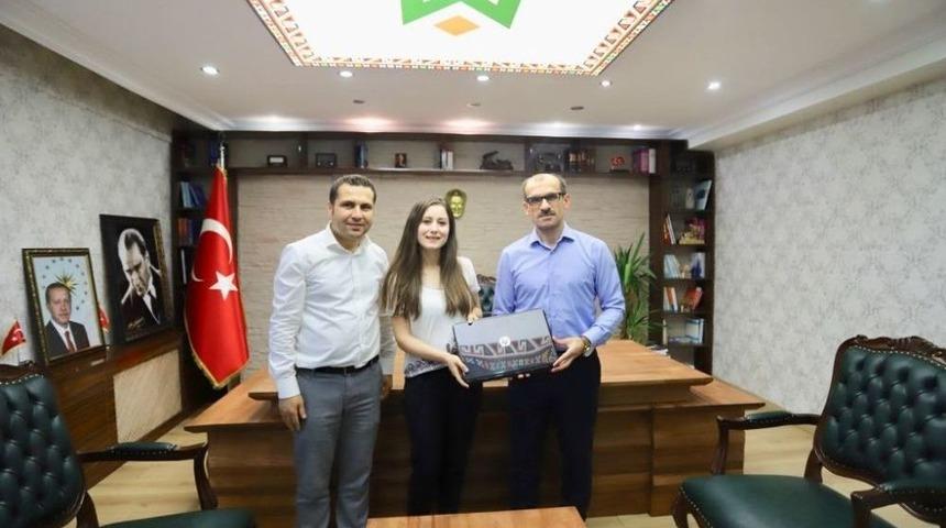 Kaymakam Ayca, &Ccedil;ukurca&rsquo;nın İlk Tıp &Ouml;ğrencisini Kabul Etti