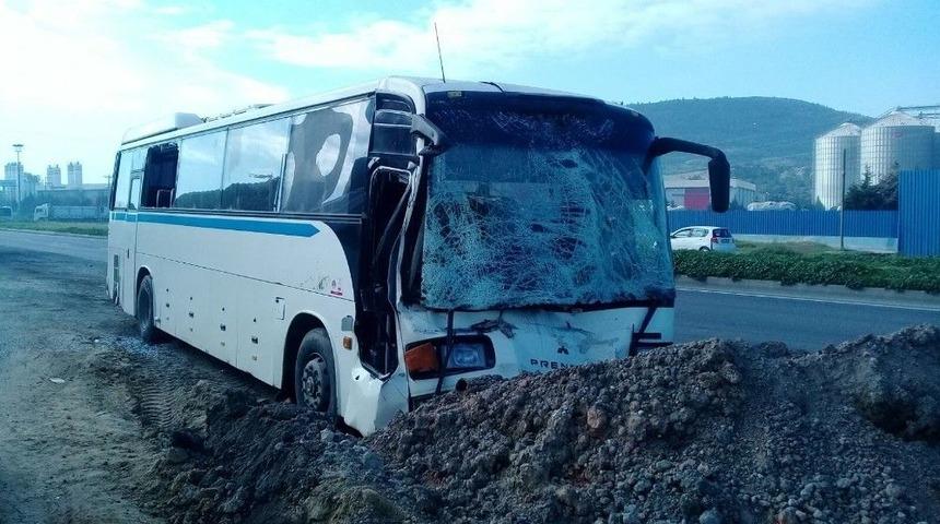 İzmir&rsquo;de Servis Otob&uuml;sleri &Ccedil;arpıştı: 10 Yaralı
