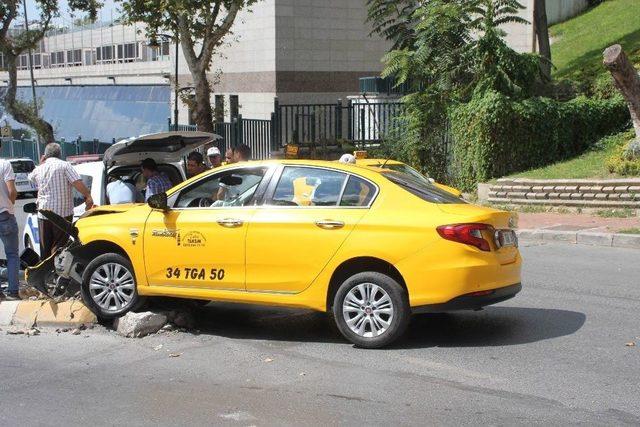 (özel) Şişli’de “uber Sıkıştırdı” İddiasıyla Kaza Yapan Taksici Alkolü Çıktı