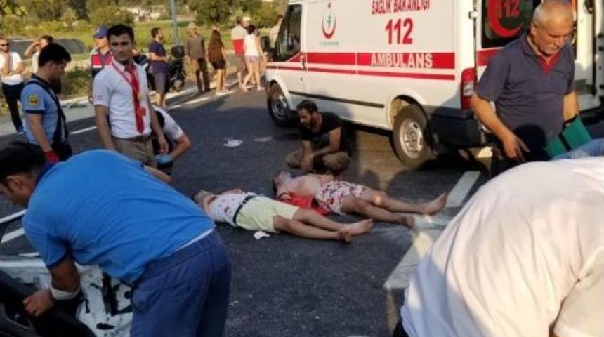 Otomobil Tur Otob&uuml;s&uuml;ne &Ccedil;arptı: 5 Yaralı