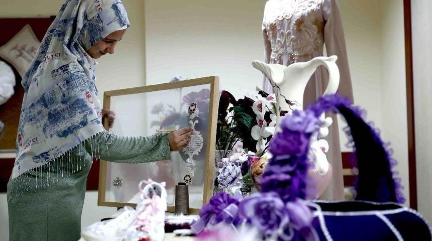 Kadın Kursiyerler &Ccedil;eyiz Siparişlerine Yetişmekte Zorlanıyor