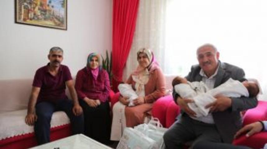 Niğde Belediye Başkanı &Ouml;zkan&rsquo;dan &Uuml;&ccedil;&uuml;z Bebeklere Ziyaret