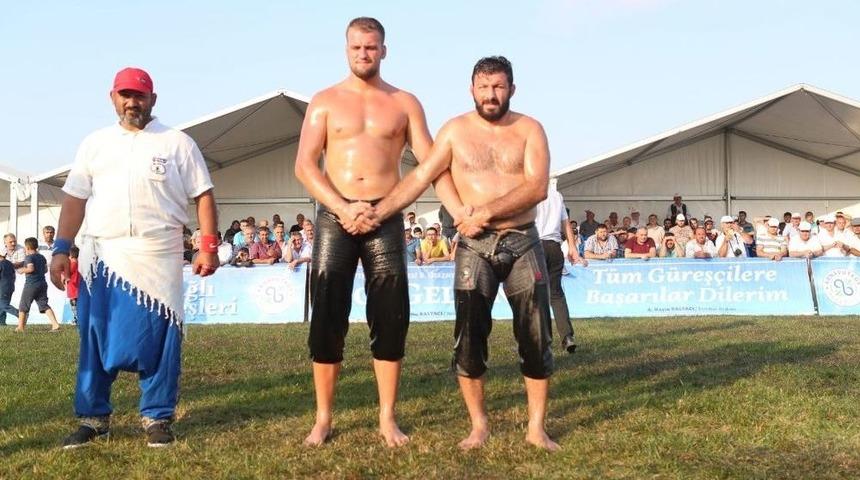 Arnavutk&ouml;y&rsquo;de Yağlı G&uuml;reşin Şampiyonu H&uuml;seyin G&uuml;m&uuml;şalan