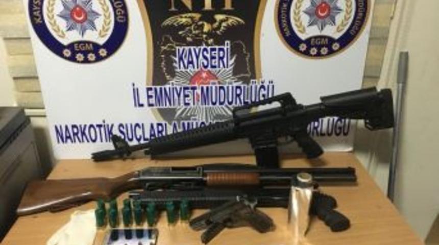 Uyuşturucu Operasyonunda Cephanelik &Ccedil;ıktı