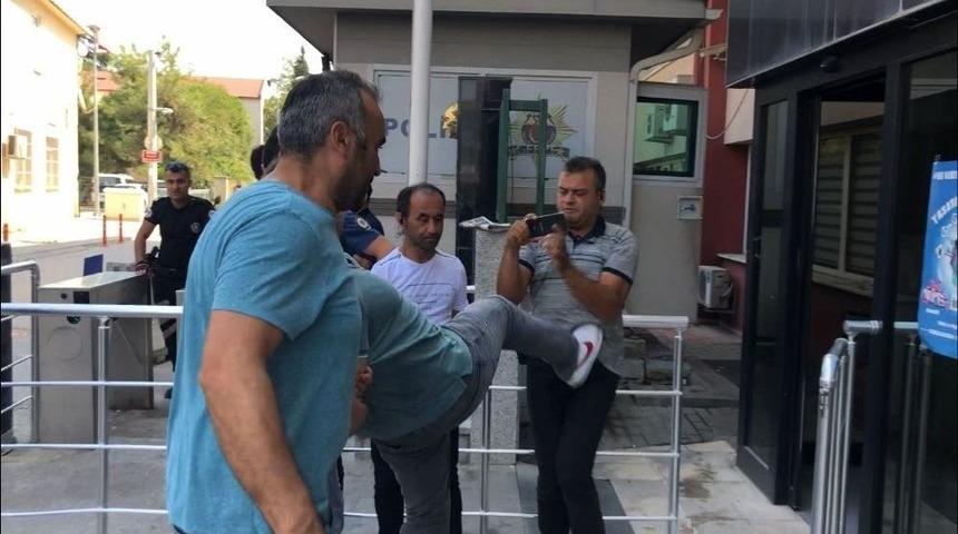 Yakalanan Cezaevi Firarisinden Basın Mensubuna Tekmeli Saldırı