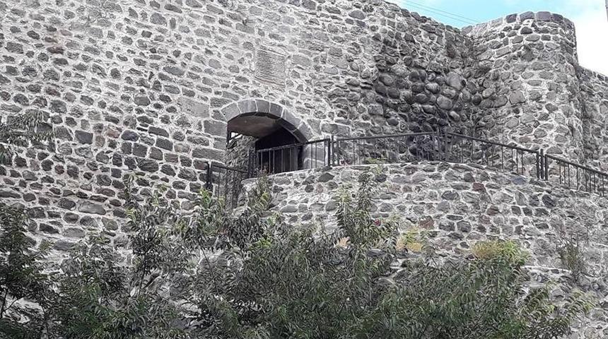 Niksar&rsquo;da Tarihi Kale Surlarına &Ccedil;irkin Saldırı