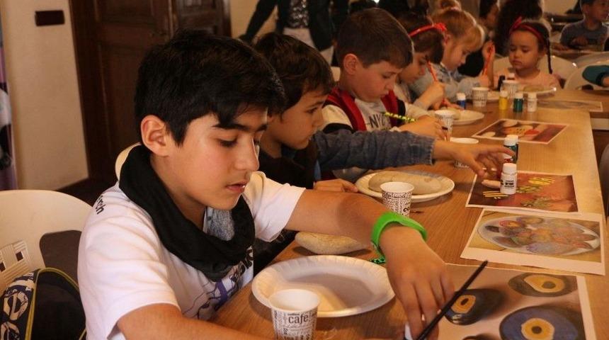 Kuşadası&rsquo;nda Taş Boyama At&ouml;lyesi