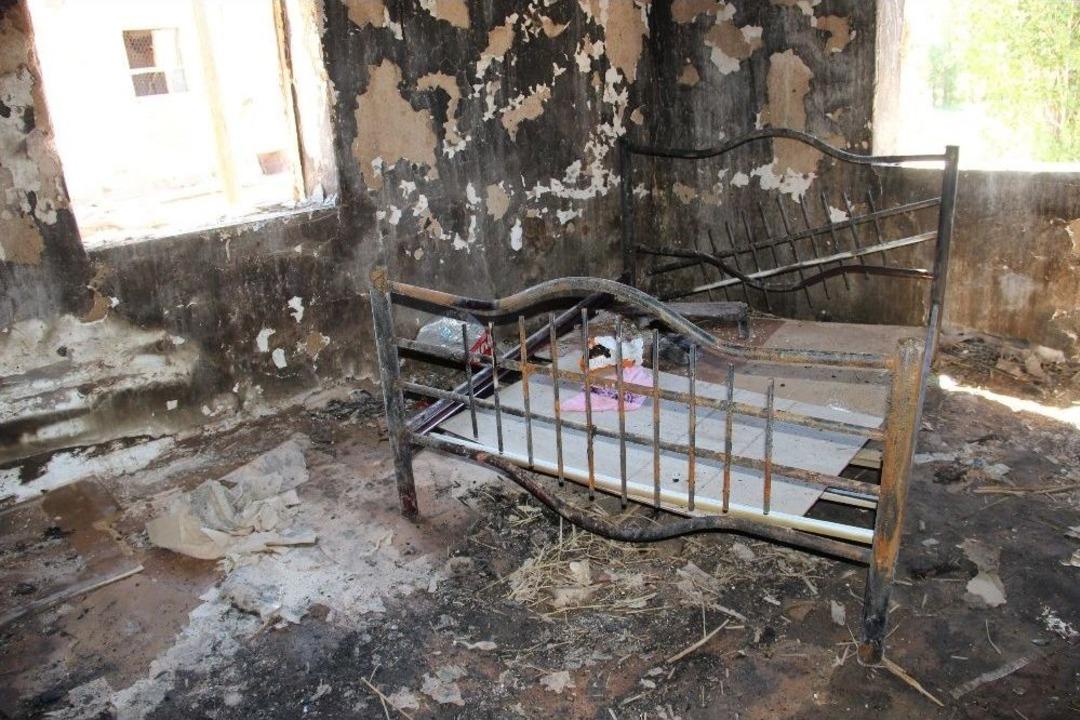 Yangında Evleri K&uuml;l Olan 6 Kişilik Aile Sokakta Kaldı