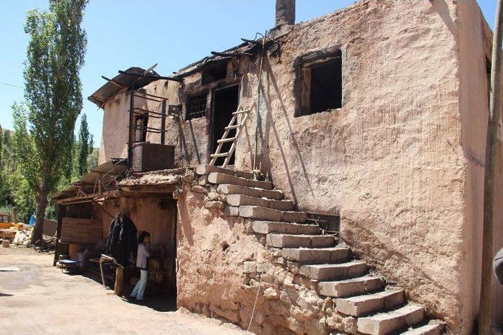 Yangında Evleri Kül Olan 6 Kişilik Aile Sokakta Kaldı G3