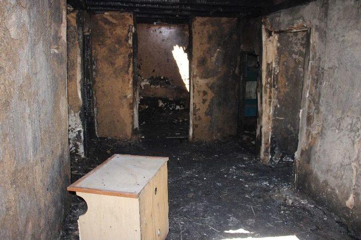 Yangında Evleri Kül Olan 6 Kişilik Aile Sokakta Kaldı G4