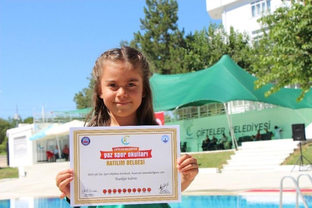 Yaz Okulu &Ouml;ğrencileri Şenlik Havasında Sertifikalarını Aldı